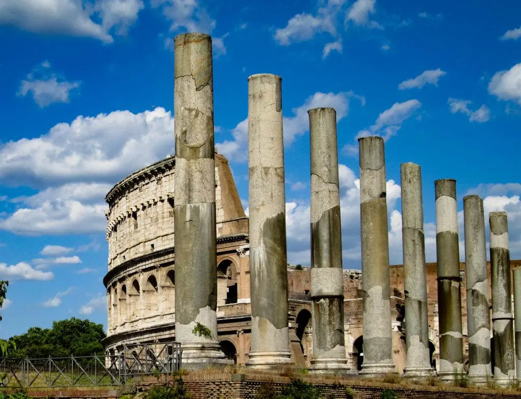 Planning a trip to Rome? Discover the tips and tricks for visiting Rome's most famous sights. This post outlines the Colosseum, The Forum, and Palatine Hill. #rome #visitingrome #palatinehill #romanforum #colosseum #visitingthecolosseum #romancolosseum #ancientrome #romeitinerary
