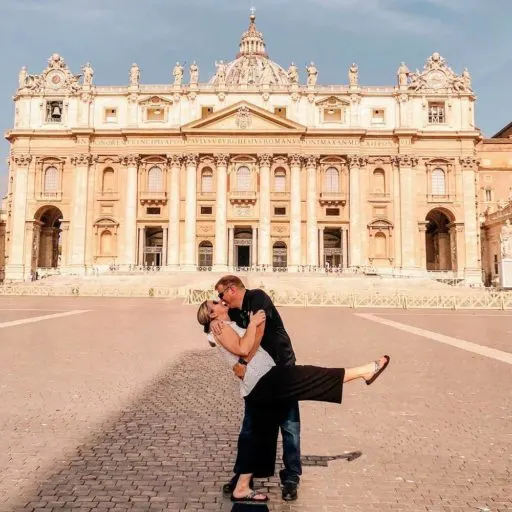 couple kissing in front of the Vatican on their 10 day Italy itinerary