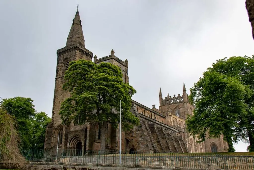 The Dunfermline Palace and abbey