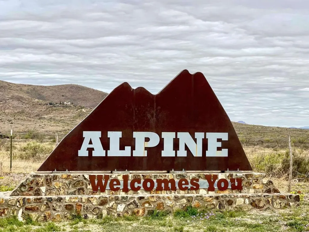welcome to Alpine, Texas sign